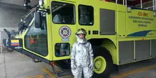 Una heroína en traje de bombero aeronaútico 