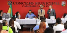 El ministro de Transporte, Guillermo Francisco Reyes González, durante el encuentro con la comunidad de Cajamarca (Tolima), con la que se comprometió a ejecutar soluciones en materia de movilidad, seguridad vial y tarifas diferenciales en peajes.