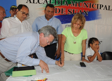 Director de Invías firmando el convenio en Suan - Atlántico