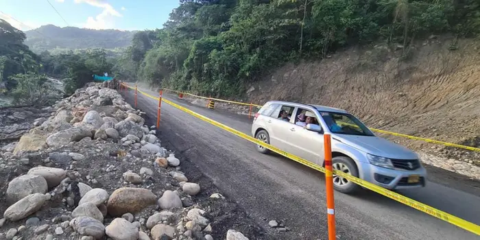 INVÍAS recuperó la banca y habilitó paso a dos carriles en el kilómetro 117 de la vía Sogamoso – Aguazul en el departamento de Casanare